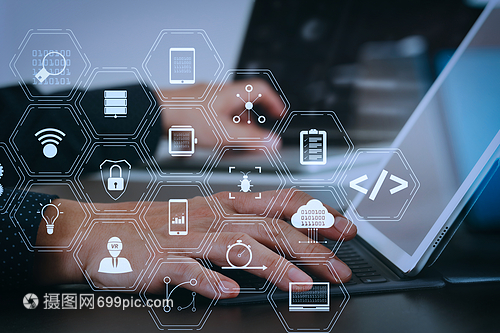 軟件開發(fā)者的編碼工作與強(qiáng)化的現(xiàn)實(shí)儀表板計算機(jī)圖標(biāo)有關(guān)這些包括機(jī)敏的系統(tǒng)開發(fā)代碼叉和網(wǎng)絡(luò)安全反應(yīng)的版本商人手與筆記本電腦一起工作