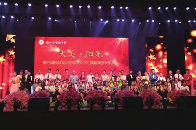 富陽(yáng)中學(xué)舉辦第三屆“紅五月”藝術(shù)節(jié)匯演，青春華彩獻(xiàn)禮建黨百年